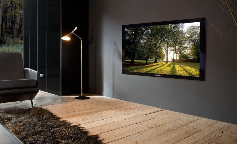 Телевизор на стене в гостиной фото