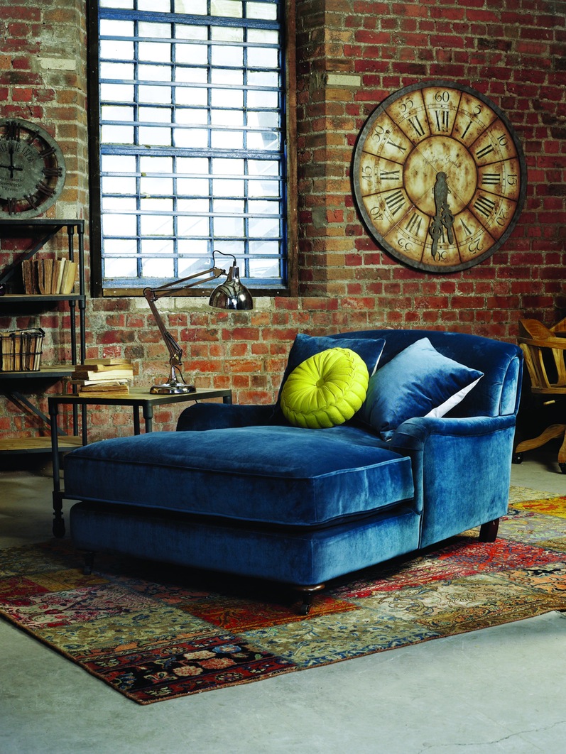 Синий диван в интерьере гостиной - 75 фото лучших вариантов внедрения вдизайн